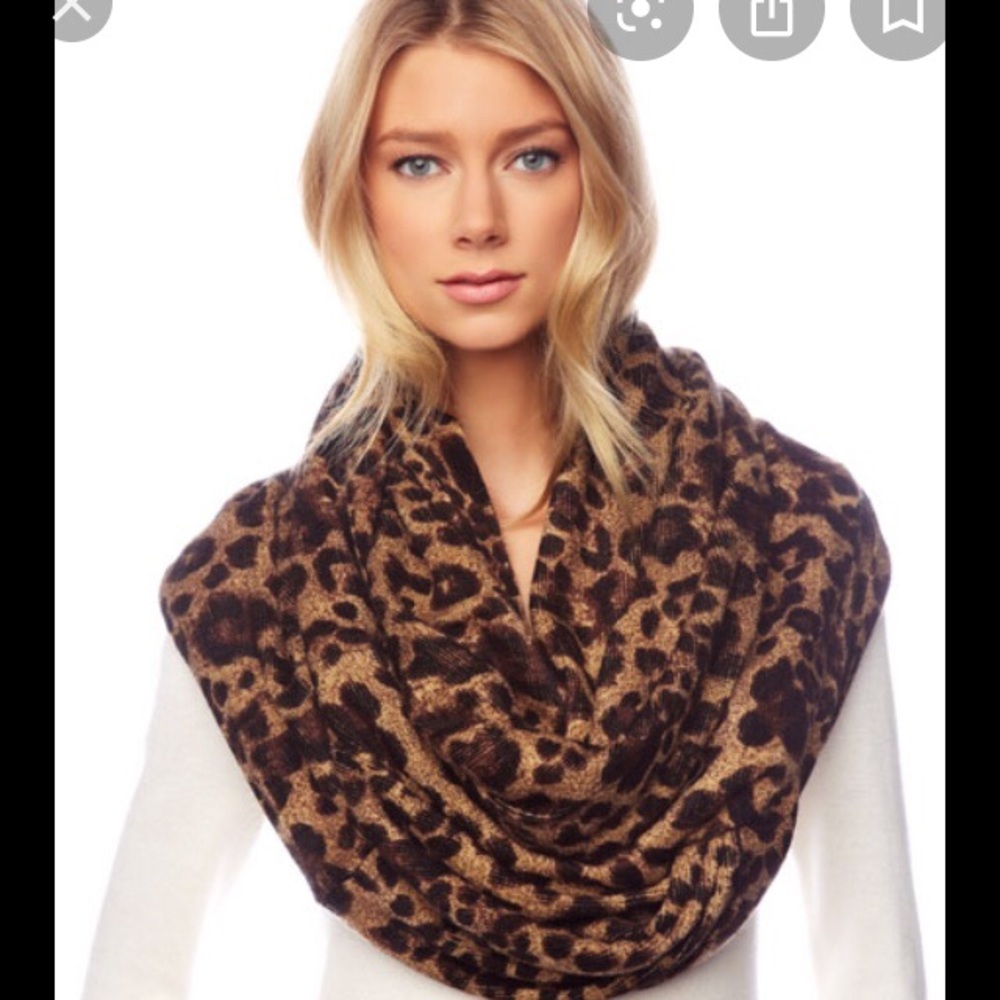 “MICHAEL KORS “ animal-print infinity scarf 🧣